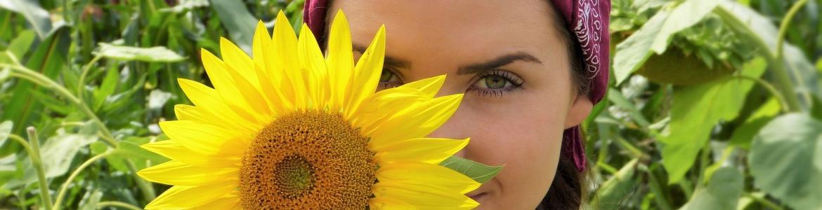 RED NATURA 2000 CHICA CON GIRASOL