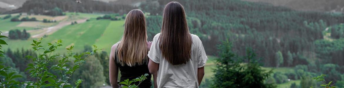 El valle Dos chicas mirando el valle