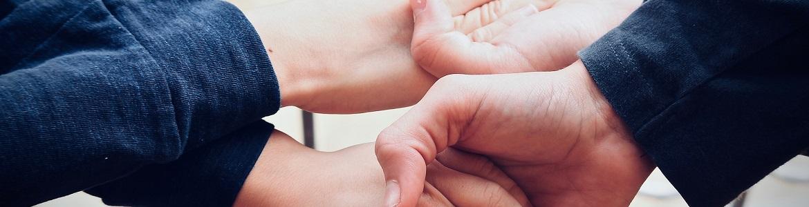 manos unidas de un niño y un adulto manos unidas