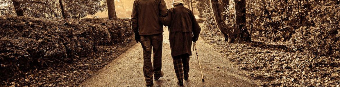 Pareja de ancianos caminando por el parque