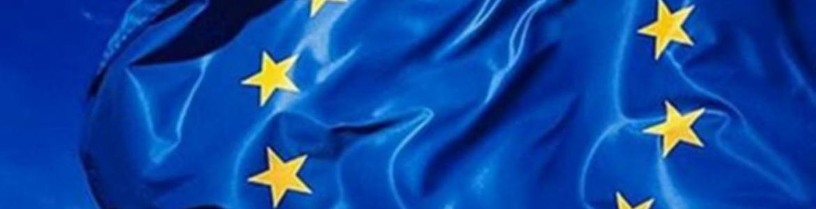 Bandera de la UE flameando