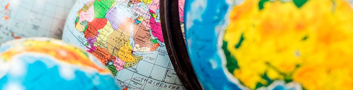 Varios mapas de globos terráqueos