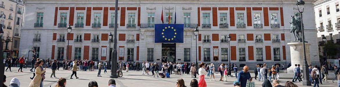 Puerta del Sol con la Real Casa de Correos al fondo con la bandera de la UE