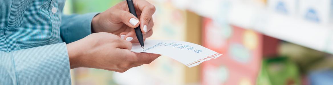 Mujer en supermercado con lista de la compra