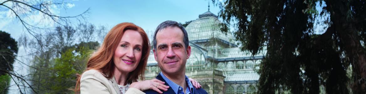 Campaña de prevención del cáncer de colon y recto foto de una pareja madura en el parque del Retiro