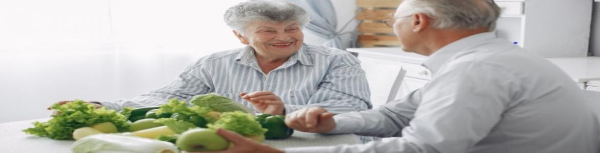 Aula virtual: La alimentación y la nutrición en personas mayores: cuidados clave ancianos comiendo en la residencia de ancianos.