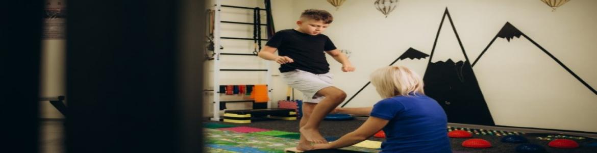 AV Prader Willi Imagen de niño realizando terapia