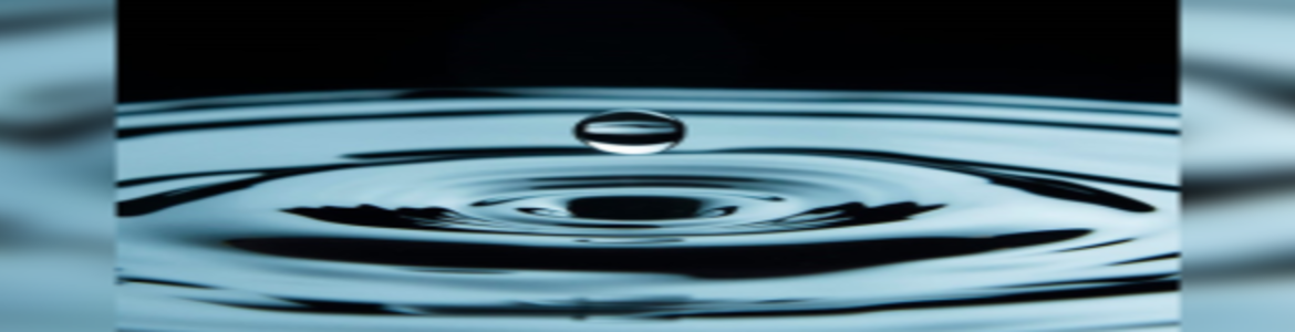 Gota de agua cayendo sobre el agua
