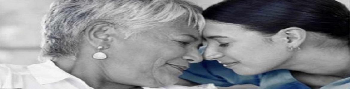 Dos mujeres abrazándose, una con el pelo canoso y otra más joven con el pelo moreno