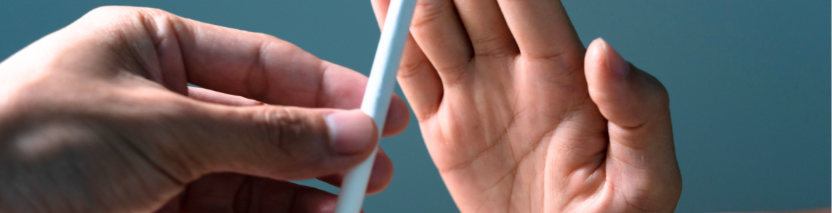 Día Mundial Sin tabaco mano con un cigarro y otra mano que lo frena