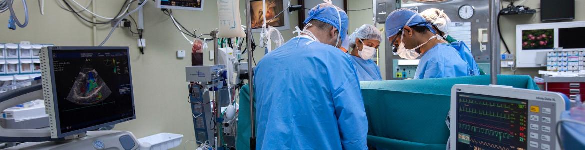 Médicos en un quirófano