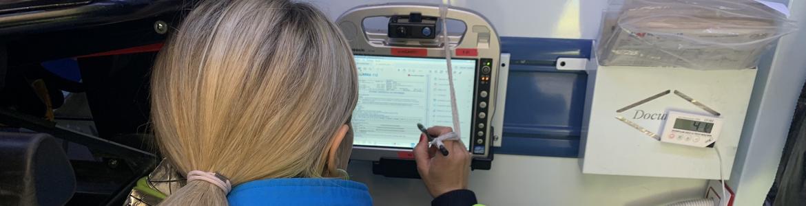 Una médico del SUMMA 112 rellena una Historia Clínica en la Tablet PC de la UVI