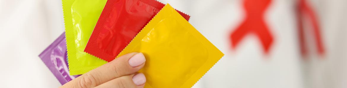 foto de la mano de una persona sosteniendo varios preservativos