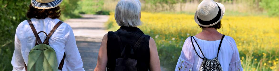 mujeres con mochila paseando por el campo