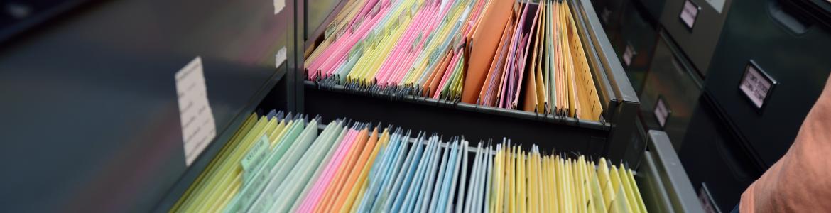 Auxiliar administrativo Archivador abierto con carpetas colgantes