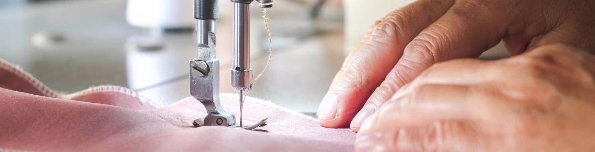 Costurera en maquina de coser