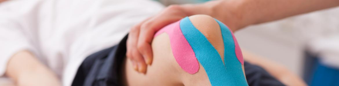 Fisioterapeuta tratando la rodilla de un paciente