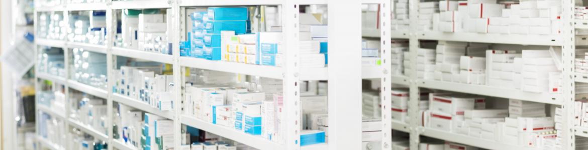 Estanterías con medicamentos