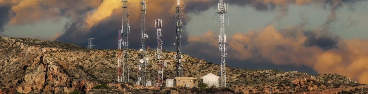 Varias antenas de telefonía en lo alto de una loma