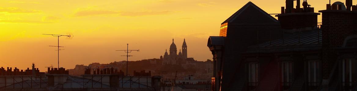 Ciudad vista desde lo alto al atardecer