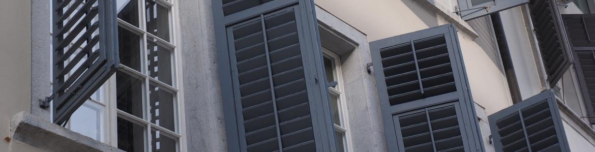 Exterior de un edificio con ventanas y contraventanas