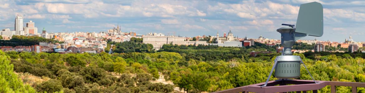 Vista de Madrid desde la Casa de campo, con un captador de polen en primer plano