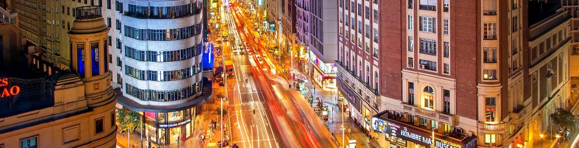 Vista desde lo alto de la Gran Vía de Madrid de noche