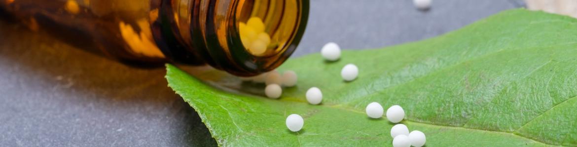 Formación Alzheimer Frasco, pastillas sobre hoja de árbol