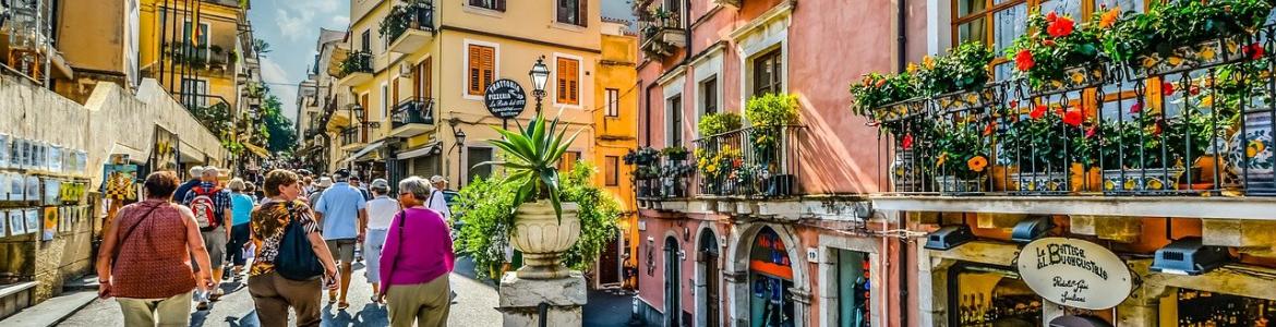 Grupo de turistas paseando por una calle