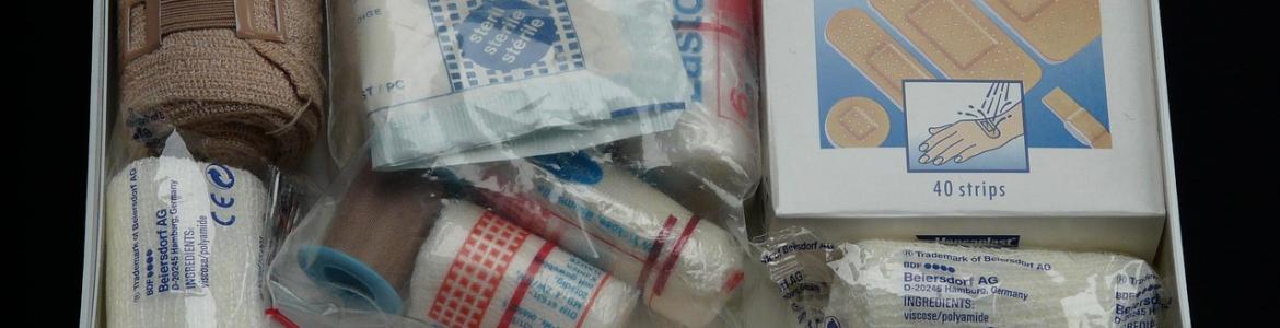 Caja con apósitos y vendas