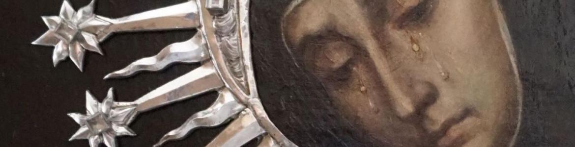 imagen de una pintura que representa una virgen con el rostro reclinado, llorando y portando corona de plata