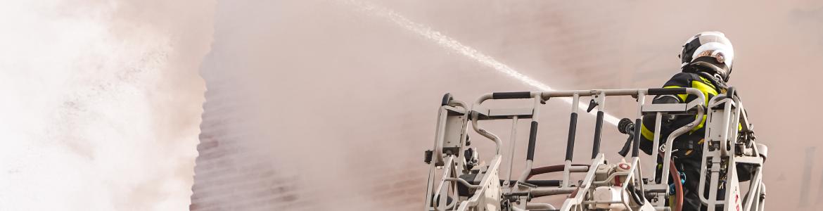 Los bomberos apagando el humo del simulacro