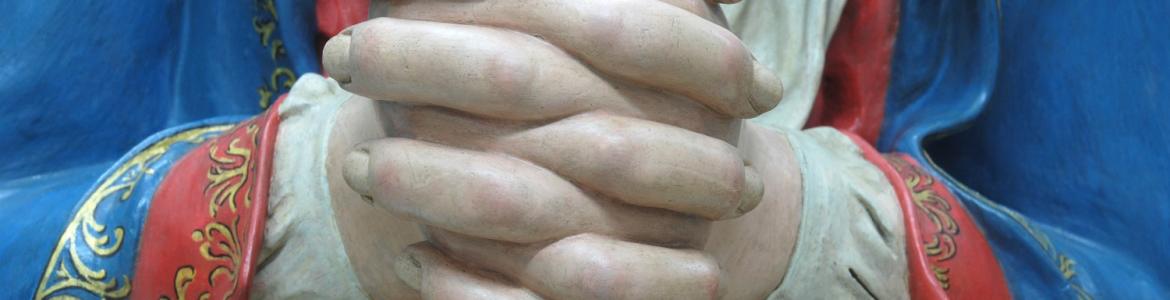 Detalle de las manos restauradas imagen de una escultura policromada detalle de las manos