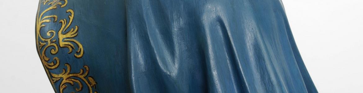 Detalle del manto de la Virgen tras la restauración imagen de una escultura en piedra detalle de un manto azul