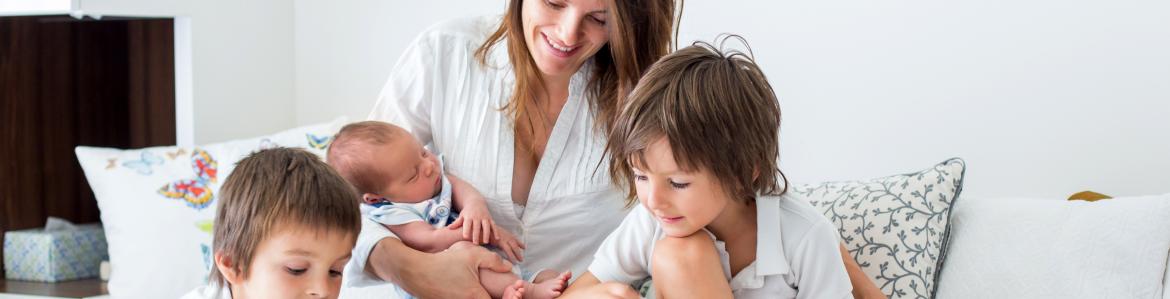 Una madre con sus tres hijos