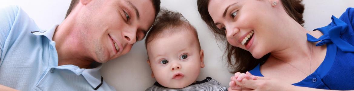 Padre, madre y bebe