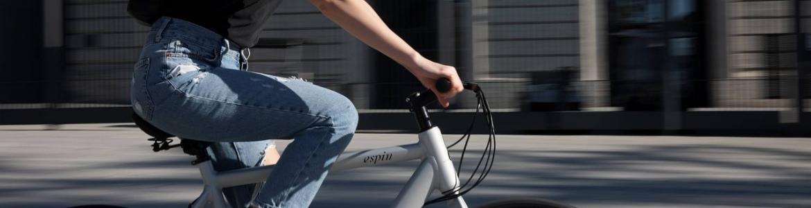 joven en bicicleta