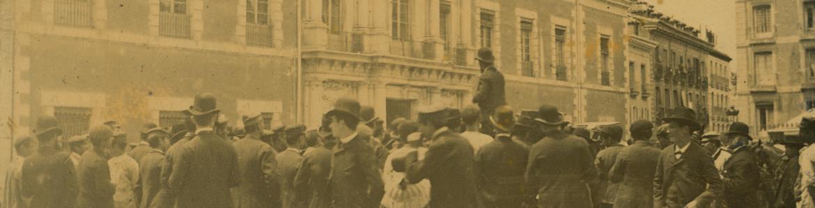 Imagen de la multitud delante del palacio de Santa Cruz