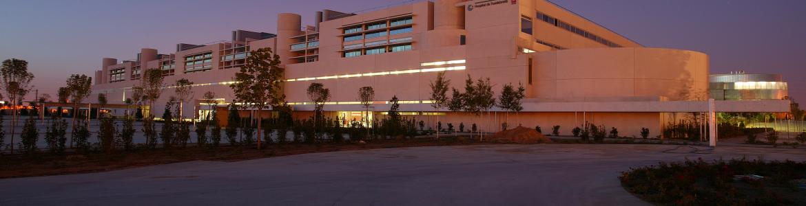 Vista nocturna de la fachada del Hospital de Fuenlabrada 