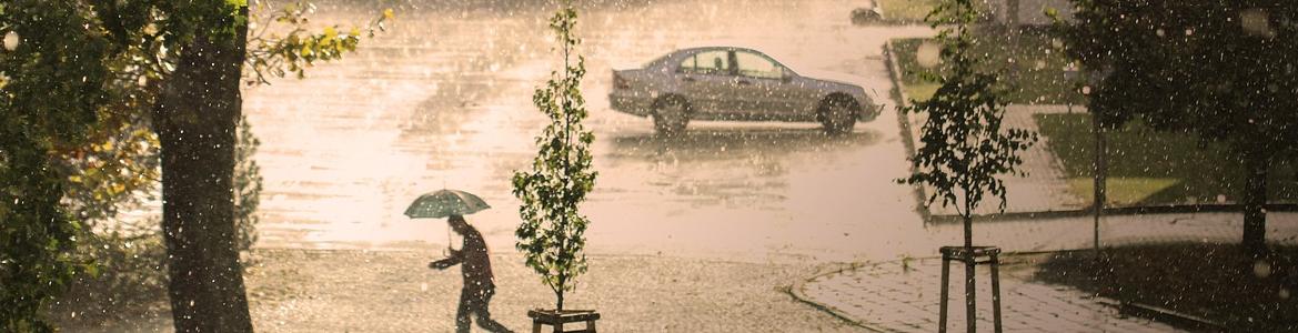 Hombre con paraguas y lluvia