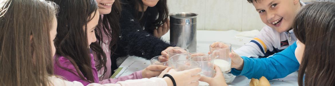 niños desayunando en el colegio