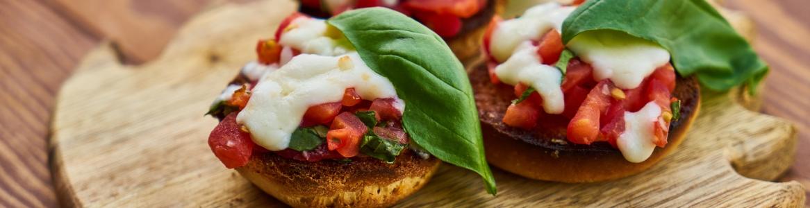 Tabla con panecillos con tomate albahaca y queso