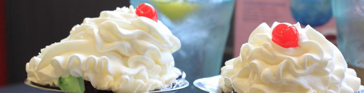 2 copas de helado con nata y guinda