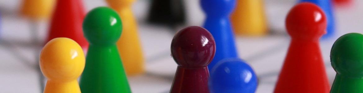 Tablero de juego con red en la que elementos de varios colores