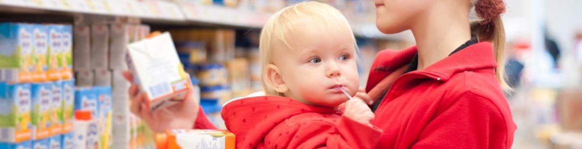 Madre con bebé en el supermercado