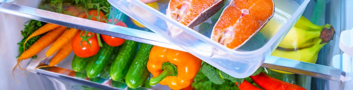 Nevera abierta con alimentos