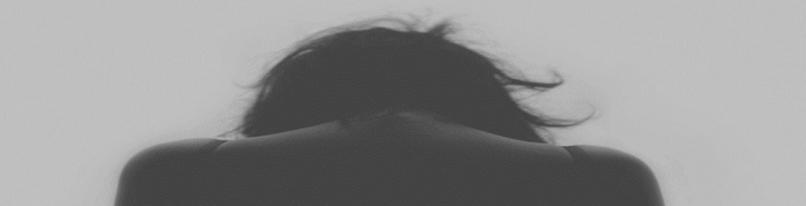 Aula de salud “La depresión en 10 preguntas” Torso desnudo de espaldas en blanco y negro