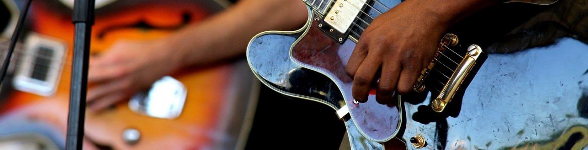 Dos guitarras eléctricas