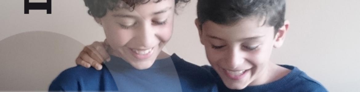 Niños mirando una tablet