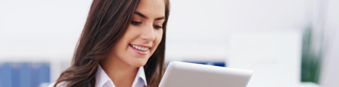 chica con tablet en mano